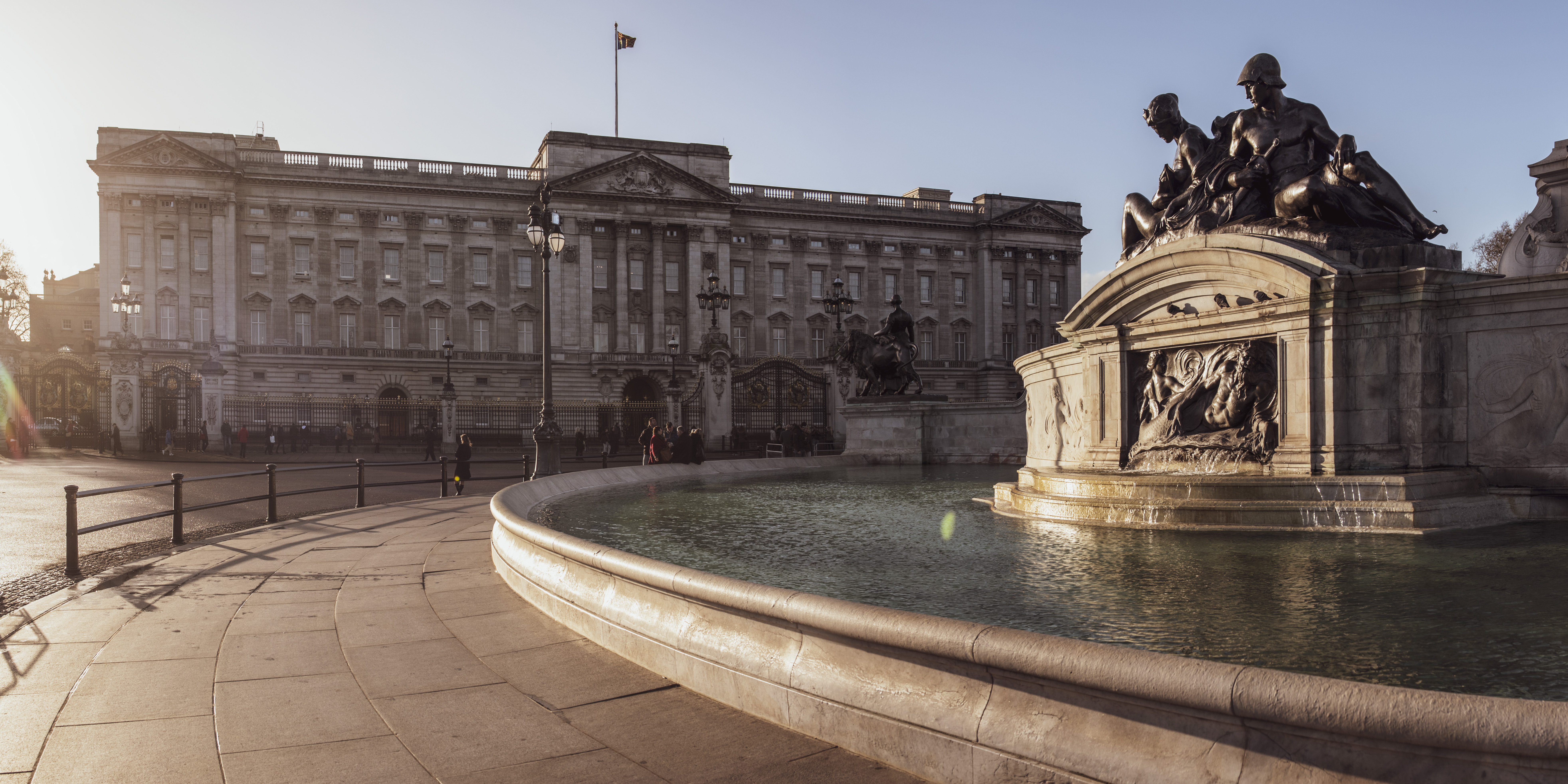 Around London – The Most Impressive Royal Palaces